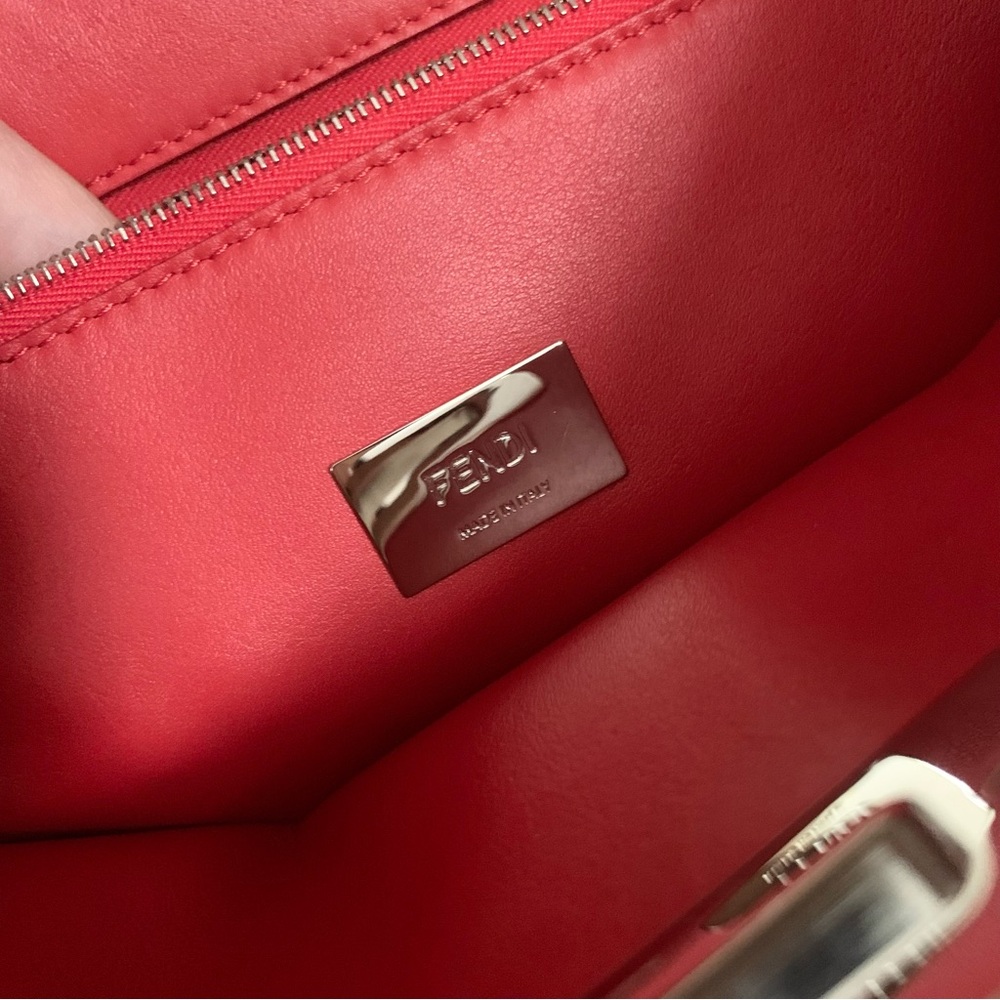 Hold Fendi shearling peekaboo bag - Picture 4 of 16